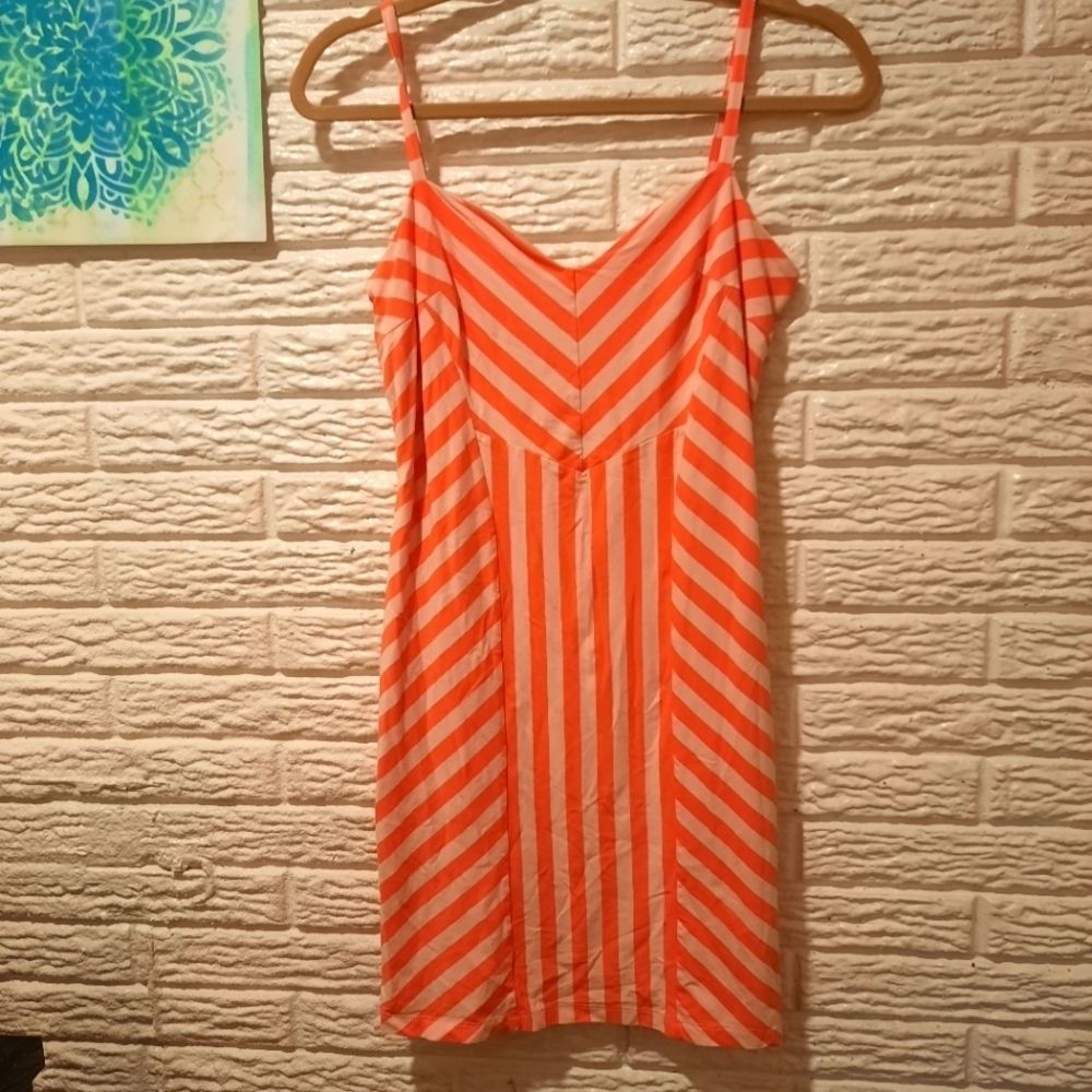 💚 5 for $25 💚 Chevron style mini BEBE dress